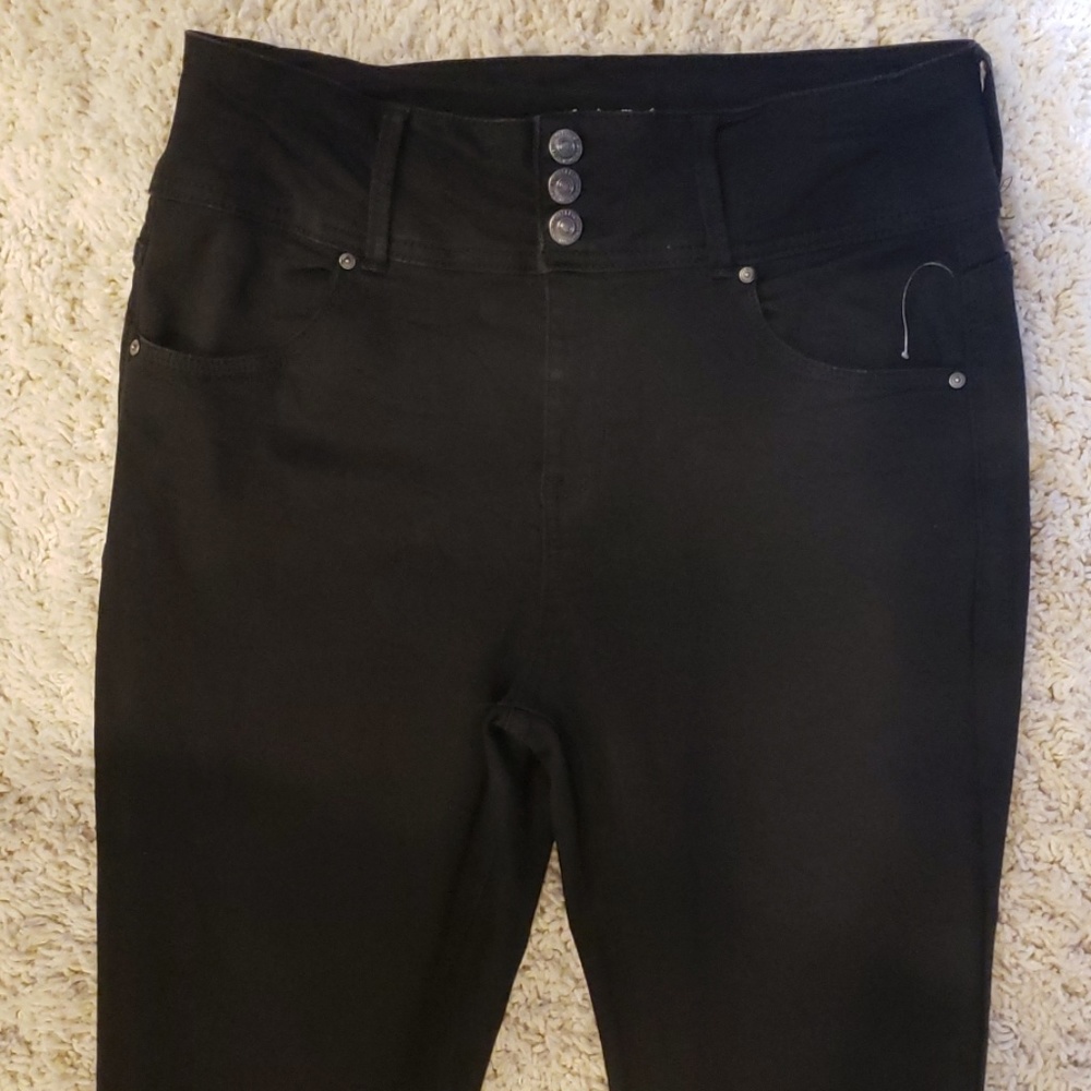 Adorable black ankle skinny jeans